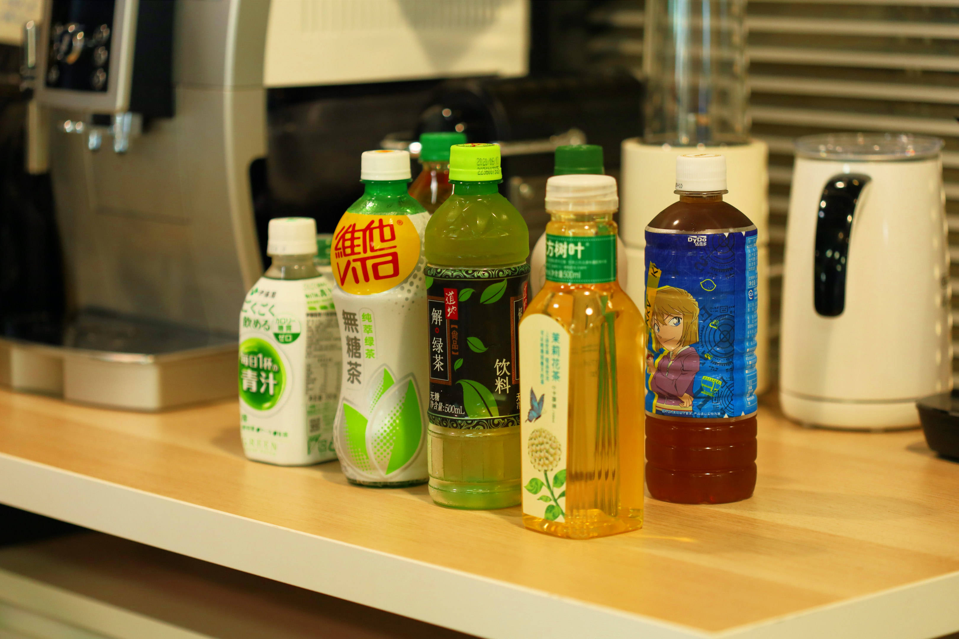 但是有些时候,会有住客将剩下的半瓶饮料落在房间内,清扫房间后回来向