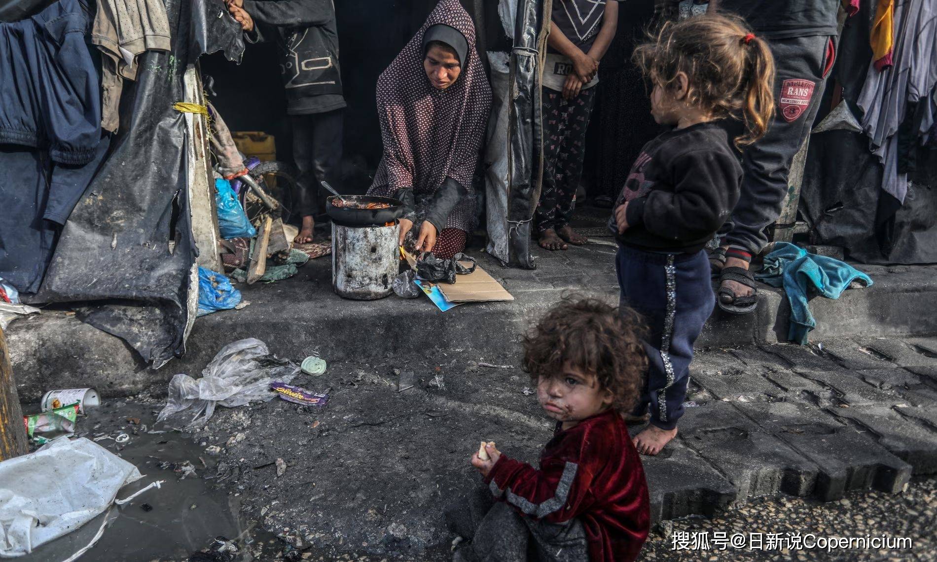 拜登在纪念阿拉伯裔美国人传统月的一份声明中表示:"我们必须静下心来