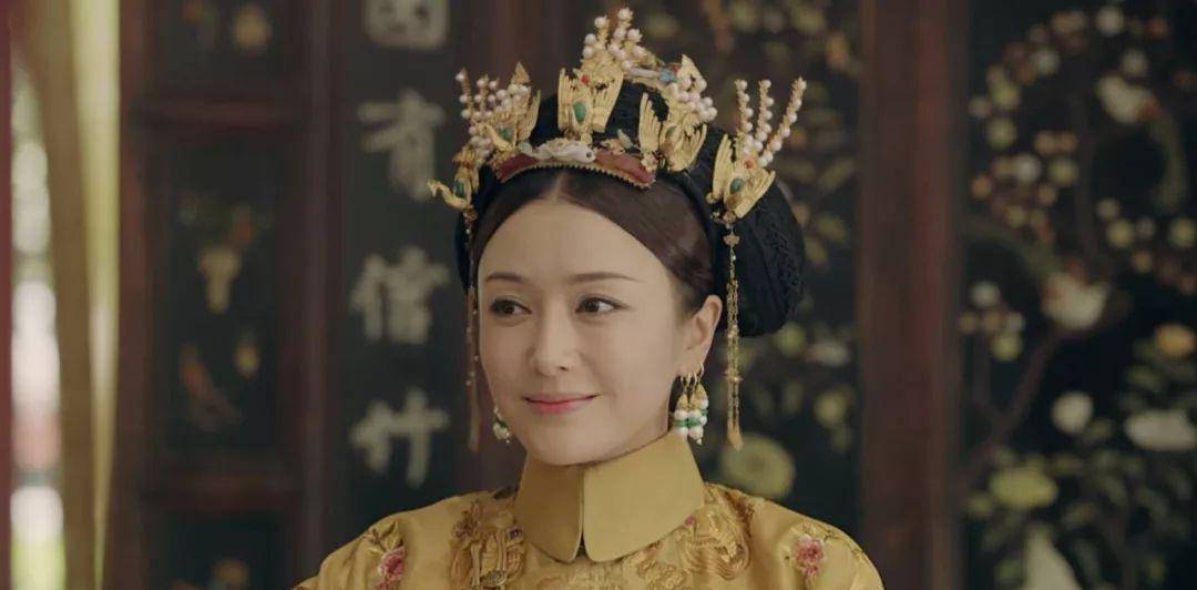 察哈尔总管李荣保和一品公妻夫人觉罗氏的女儿,还有一个胞弟富察傅恒