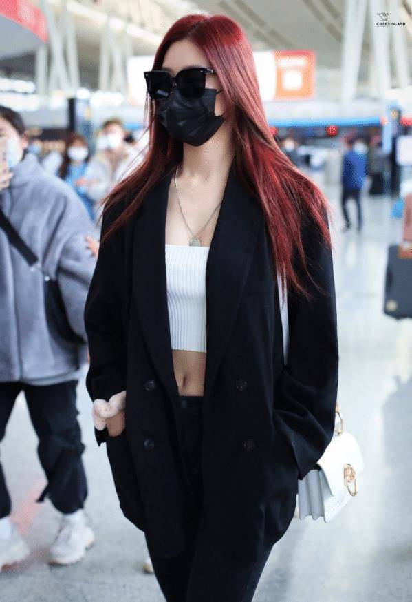 原创徐艺洋机场生图流出看她无修图下真实腰型怕是被上帝吻过