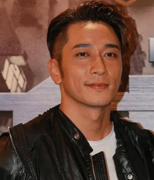 在自由与现实之间进行选择吴卓羲的选择展现了他对自由和独立的珍视