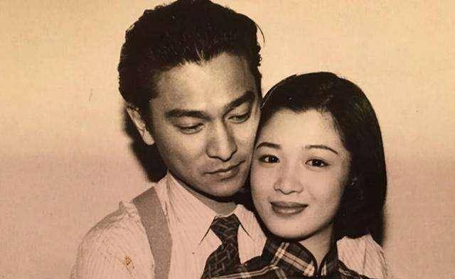 据了解当年出道时的陈少霞被刘德华看中,更是收其为女徒弟,并给其安排