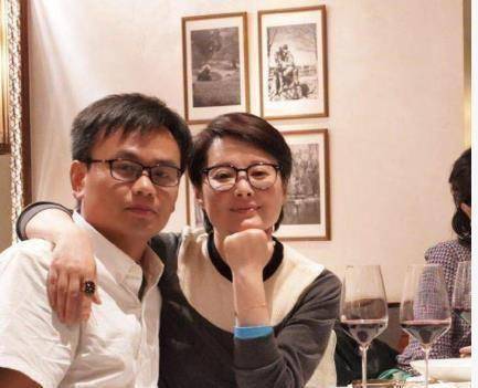 原创原创48岁袁立与三婚老公同框素颜发福变化大男方胡子拉碴暖心陪伴