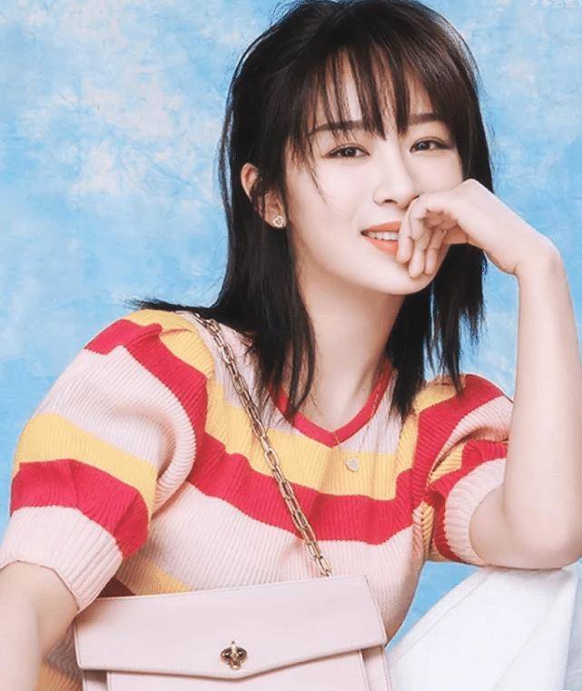 原创杨紫第一次将刘海掀起来与以往判若两人只是这脸未免太圆了
