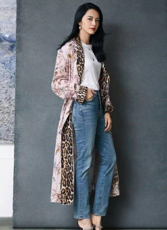 原创原创40岁姚晨好会穿印花豹纹外套配白t牛仔裤霸气气质不减当年