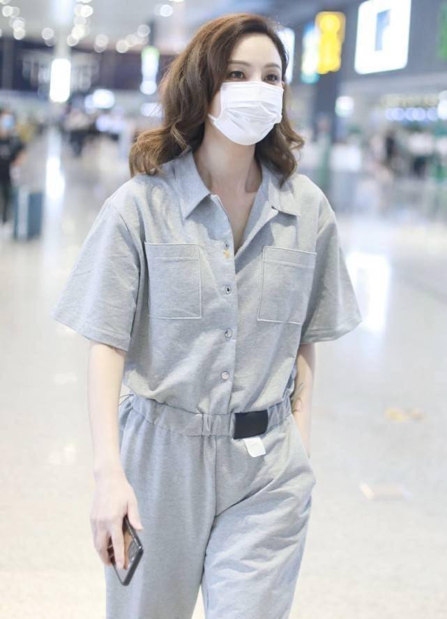原创原创39岁郑希怡现身机场穿连体裤休闲却不失霸气不愧是酷帅姐姐