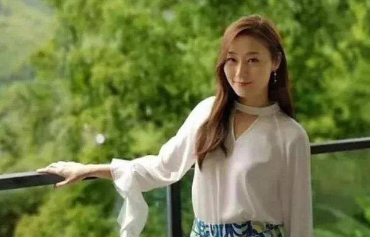 原创51岁万绮雯罕露面穿短裙秀43寸长腿离开tvb后移居内地开民宿