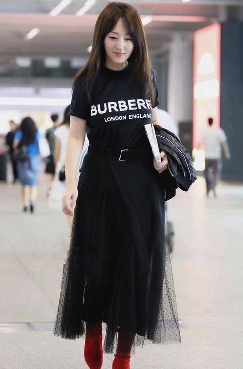 原创原创49岁杨钰莹现身机场瘦身成功颜值回归美成19岁小姑娘