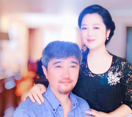 他们结婚后两个人非常恩爱幸福,并且王茜华还为沈航生下了一儿一女