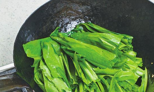 凉拌油麦菜加入此物,口感酥脆,蒜香扑鼻,黄绿相间,好吃还好做_花生_温