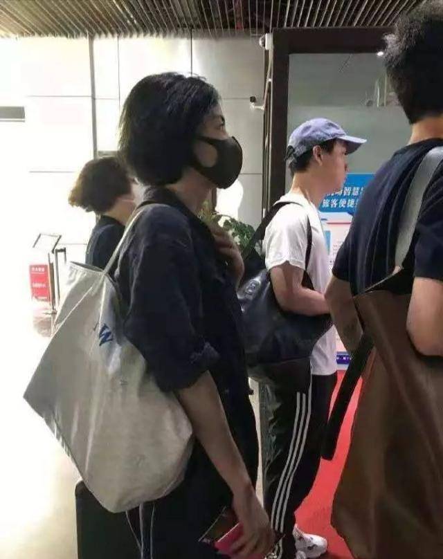 原创50岁王菲绿色头发染回黑色,亲口确认要出新专辑,期待女神新造型_