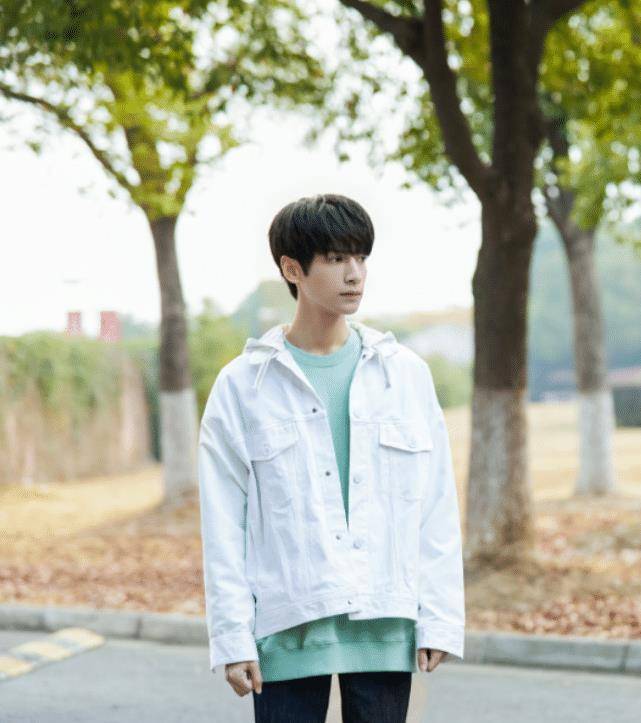 原创有种魅力叫罗云熙穿黑西装配白衬衫气质儒雅装不出来