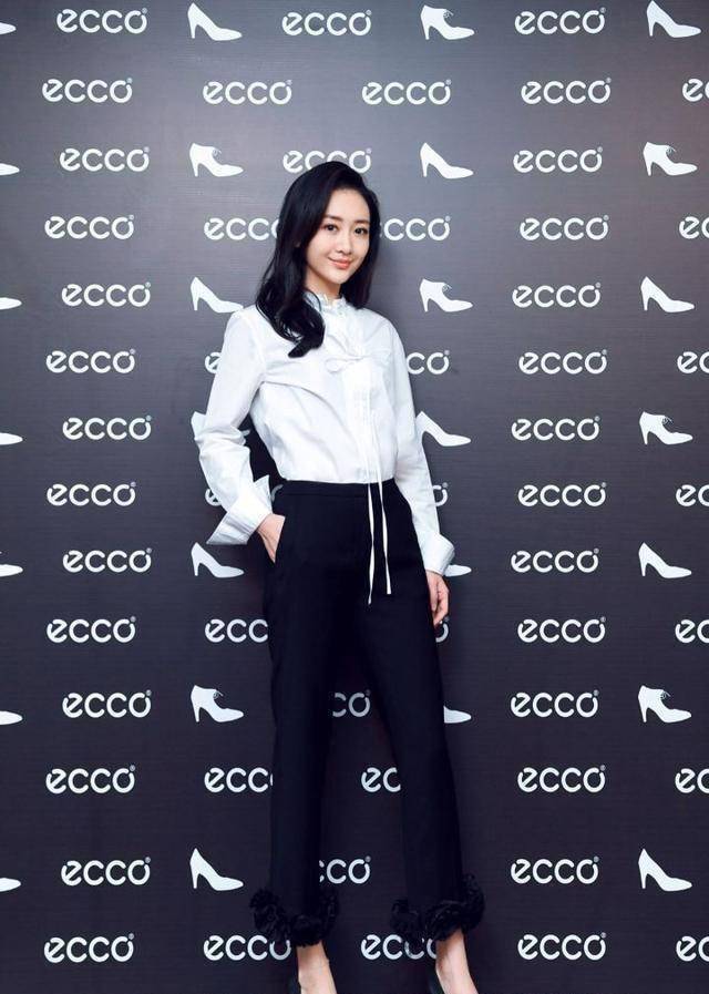 原创39岁王鸥超短衬衣秀内衣,衬衣短到胳肢窝,曲线迷人不输少女_时尚