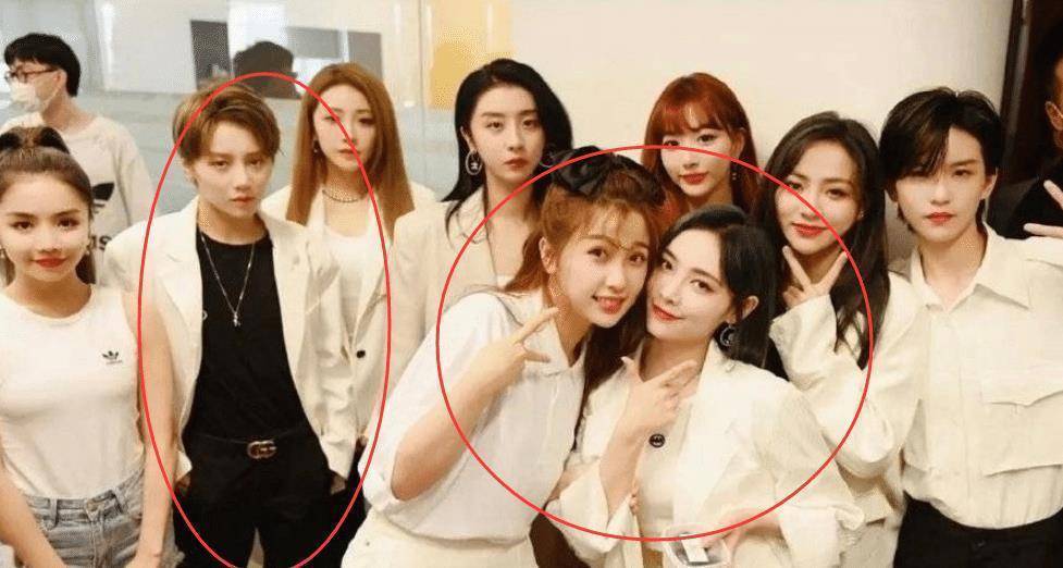 原创the9新合照引争议刘雨昕被模糊c位虞书欣许佳琪却站中间