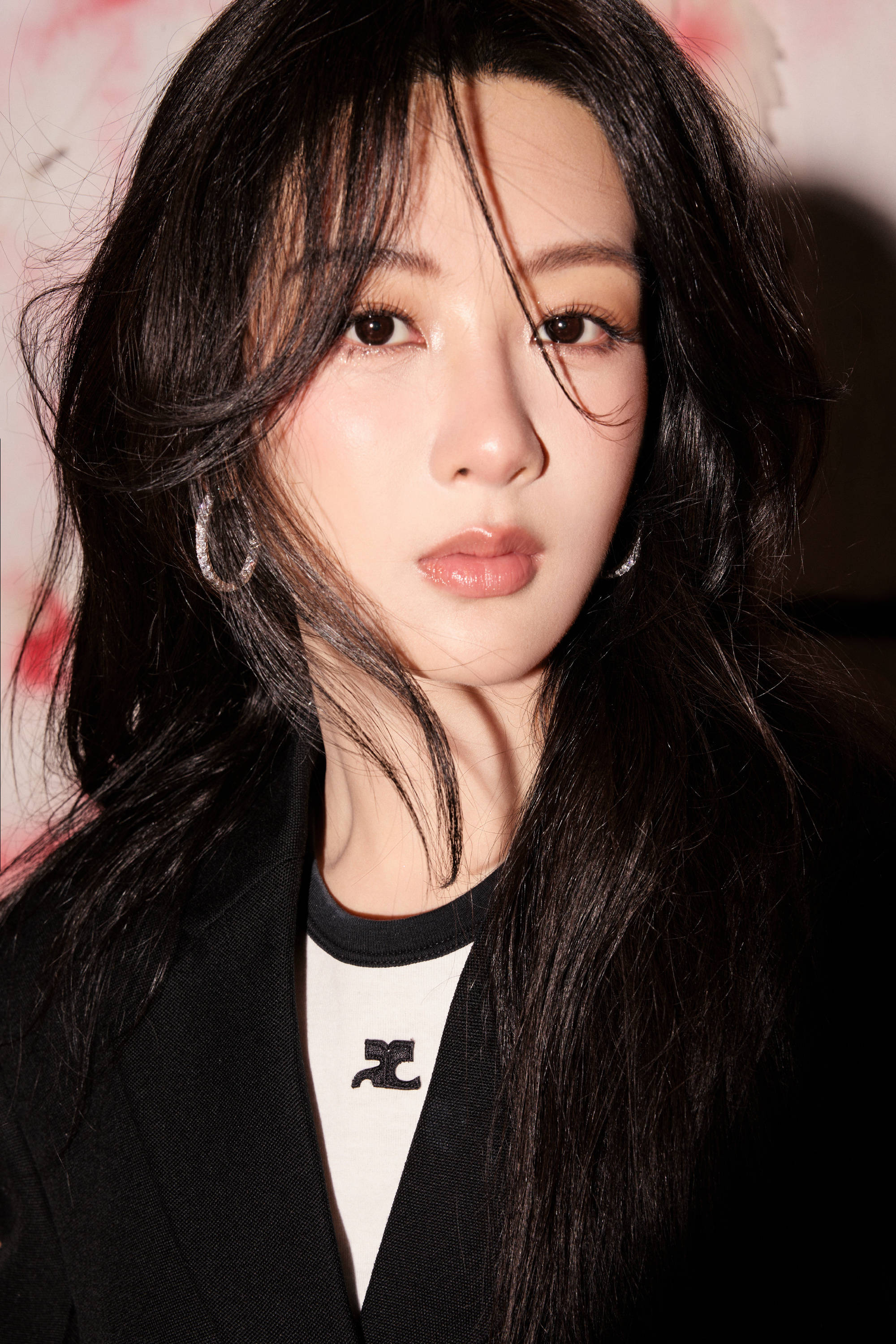 杨紫久违现身参加活动,不仅造型引争议,现场人气也被质疑_照片_品牌