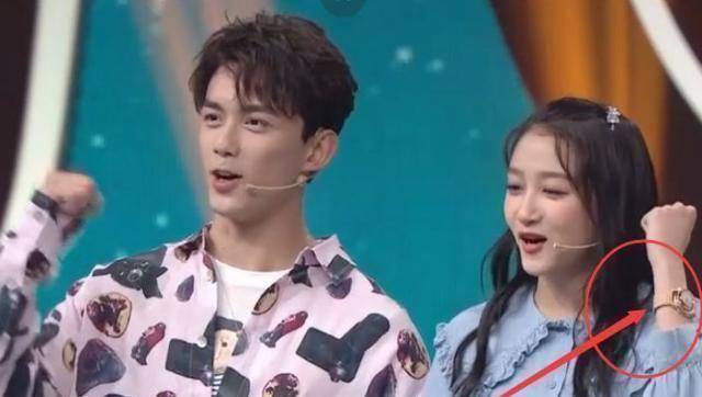 王牌5关晓彤吴磊同台亮相谁发现她手腕上的东西鹿晗笑了