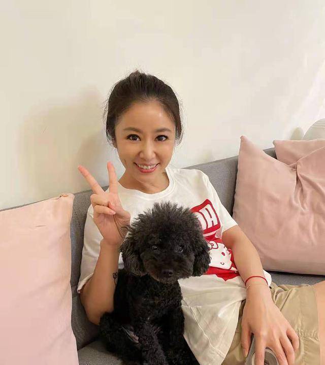 原创林心如罕晒老公视角美照皮肤细腻酒窝醉人眼角细纹分外抢镜