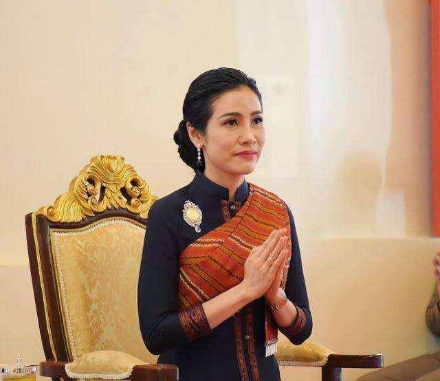 穿高跟鞋小跑为王后送蛋糕,泰王目光没离开_妮娜_泰服_时尚