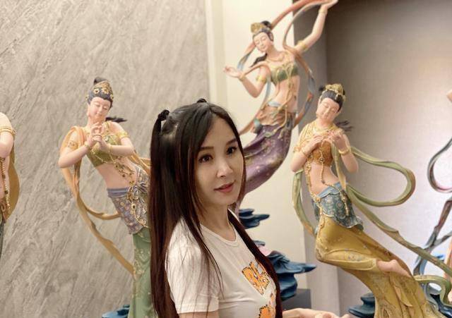 原创52岁萧蔷真心不老,晒近照扮演仙女不违和,扎双马尾竟然很适合