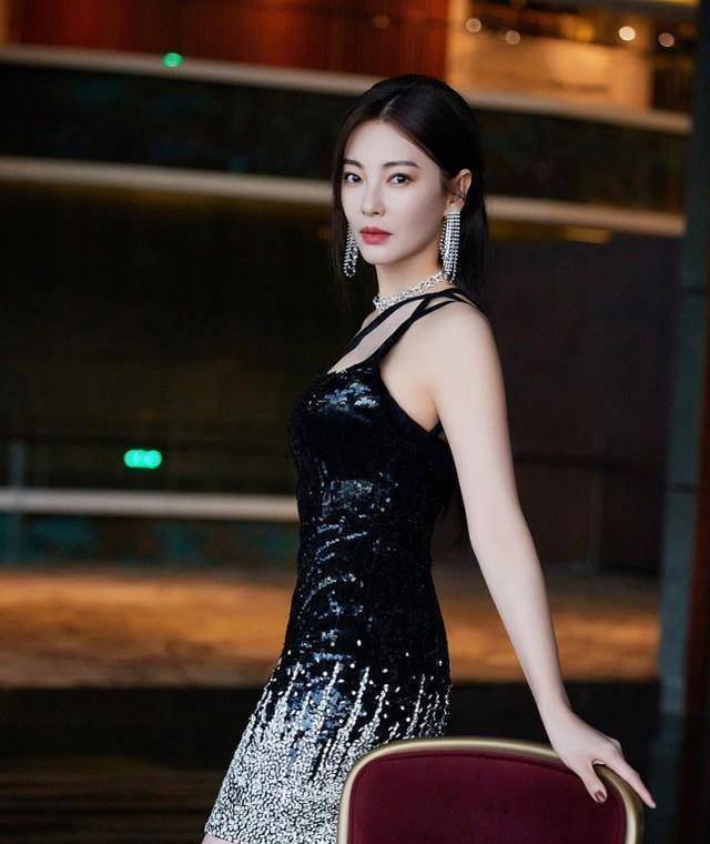 原创原创40岁的女明星穿礼裙很减龄借鉴张雨绮的闪亮锡纸裙长长见识