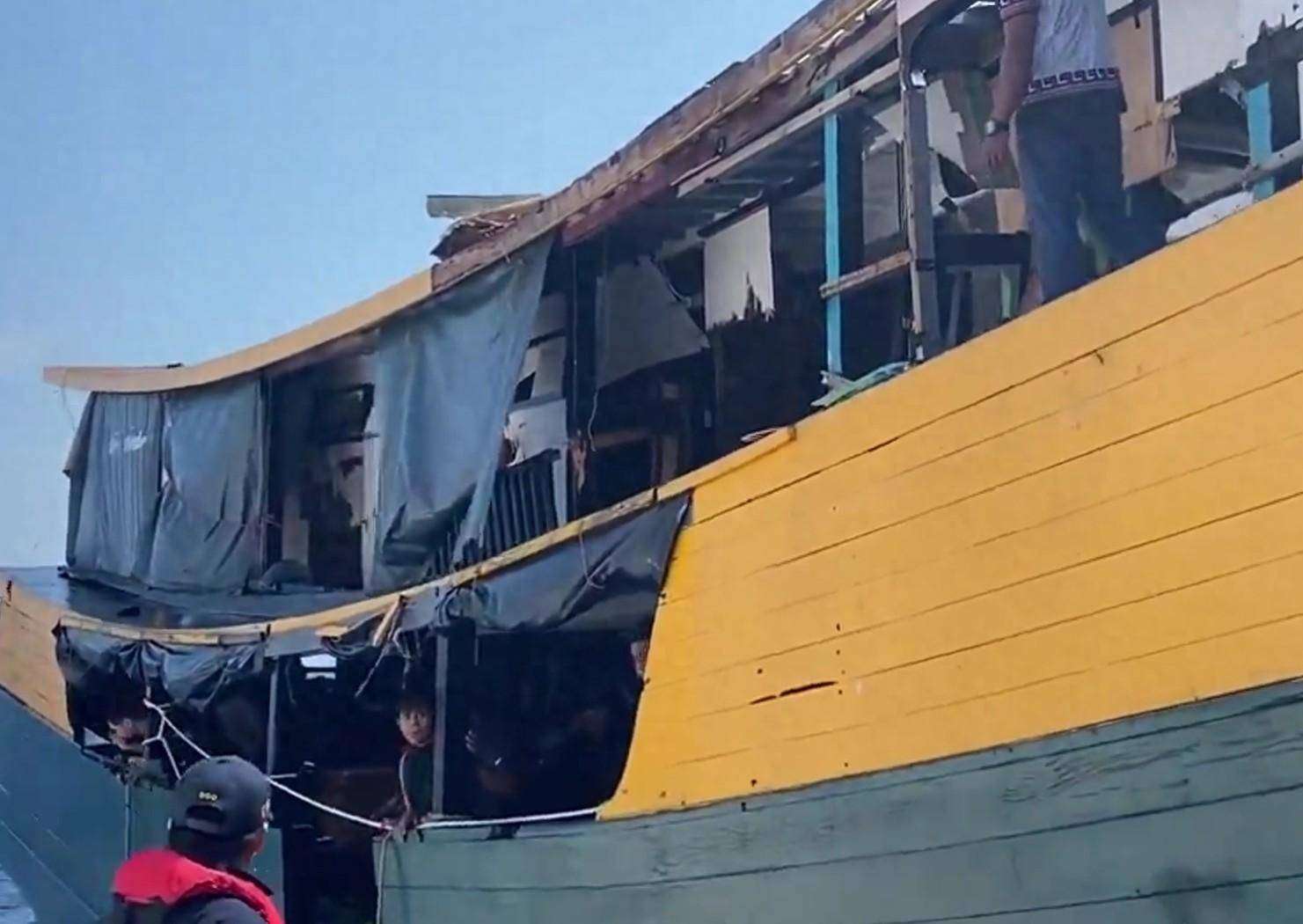 其海岸警卫队um4号补给船,早先在向仁爱礁坐沉破船运送补给与加固材料