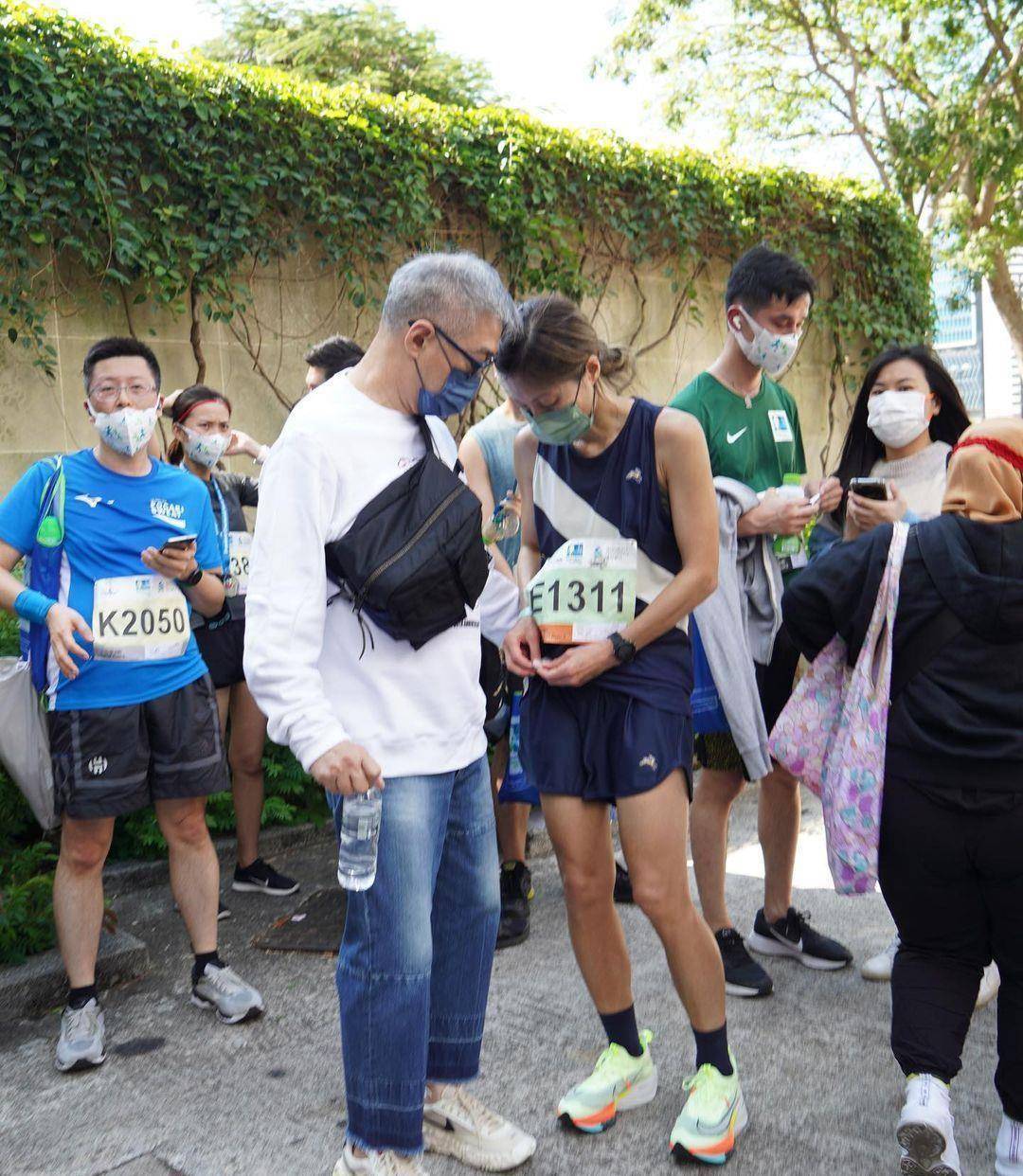 原创50岁港姐周嘉玲跑马拉松,国外老公罕见现身支持,对镜头大秀恩爱