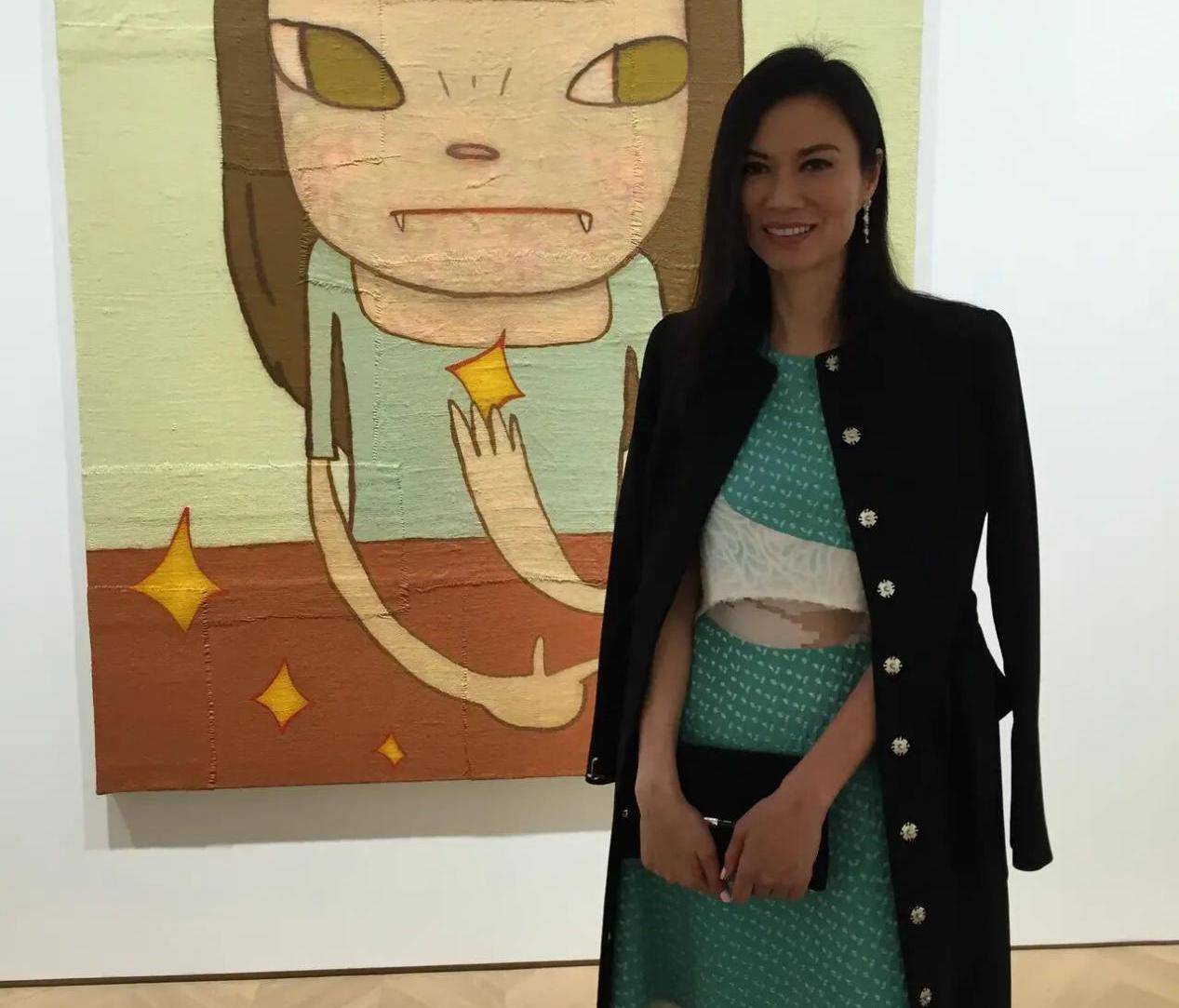 原创52岁邓文迪真潇洒穿泳衣躺在温泉秀身材还钟爱穿漏脐装