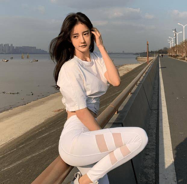 潘南奎凉凉后放飞自我,穿露脐装跳舞,肚子上的"赘肉"太抢镜了