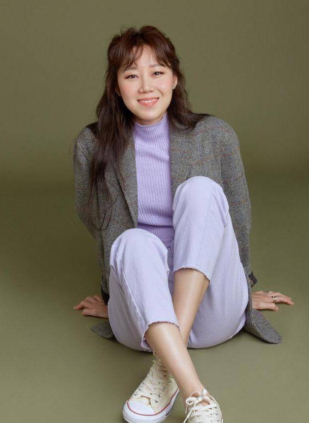 原创40岁的孔孝真相貌平平还能这么火红色连衣裙复古又时尚