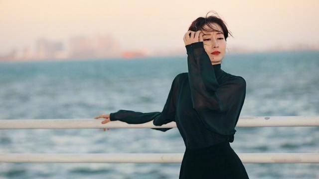 原创原创43岁刘敏涛火了后真高调8千上衣配上万裙眼角眉梢皆是风情