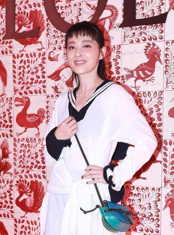 原创46岁梅婷穿简约装狗啃刘海太抢镜了不过依旧穿出减龄感