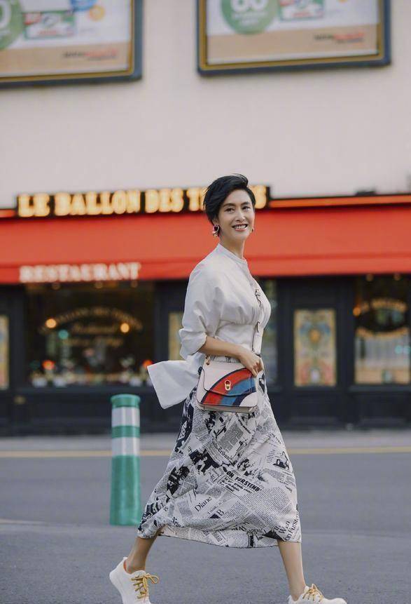 朱茵留着利落的短发,脸上化着清淡的妆容,看得出来皮肤很好,唯一的