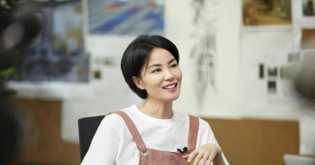 原创原创50岁王菲私底下好接地气穿899鞋子走机场看到破洞t恤我真服了