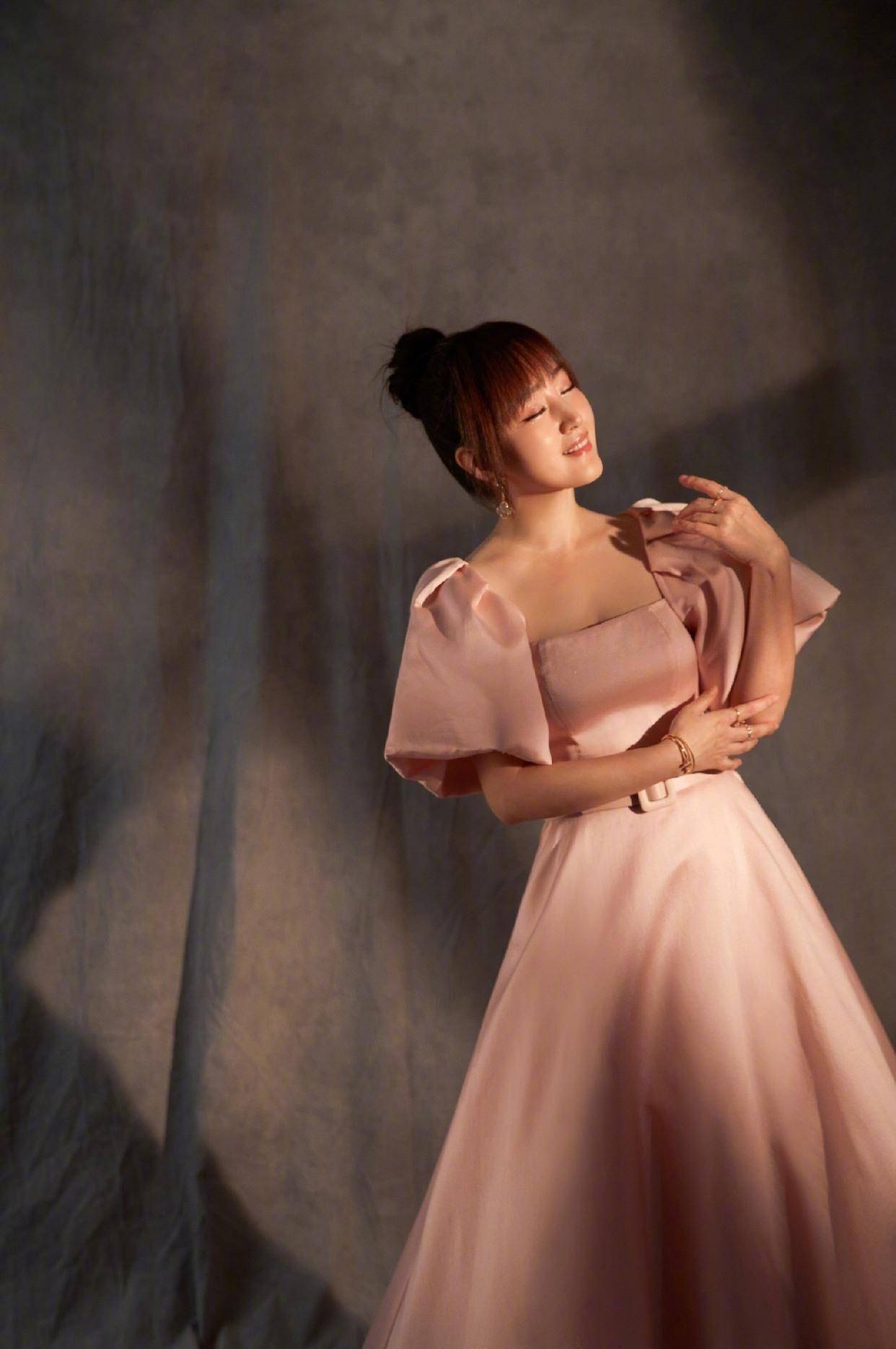 原创原创49岁杨钰莹穿粉色丝绸质地长裙显凹凸有致还这么有料