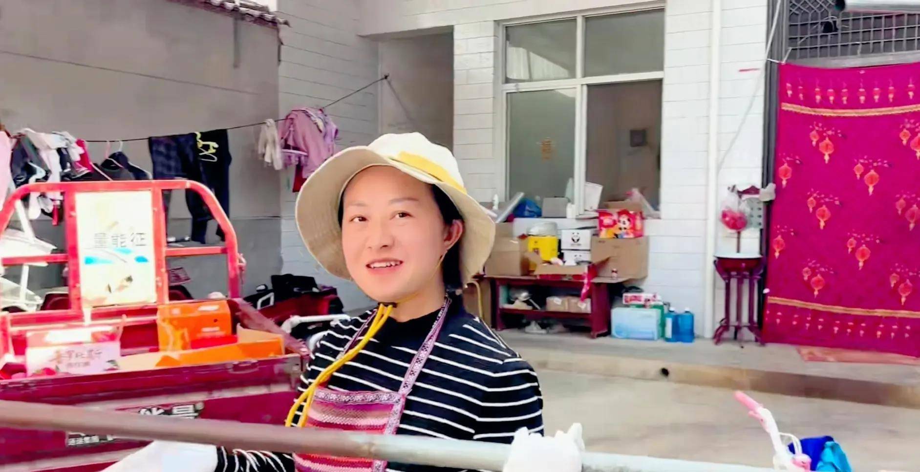 甘肃新人结婚当天,主持人按照当地风俗撒红包,玛丽在地上捡了不少的