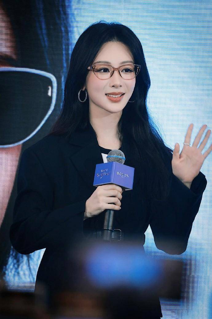 原创杨紫的生图360度无死角西装叠穿连体裤秀美腿戴琥珀眼镜好嫩