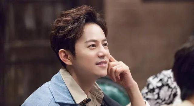 原创何炅携绯闻女友王菁外出二人穿情侣装cp感十足同出同入超亲密