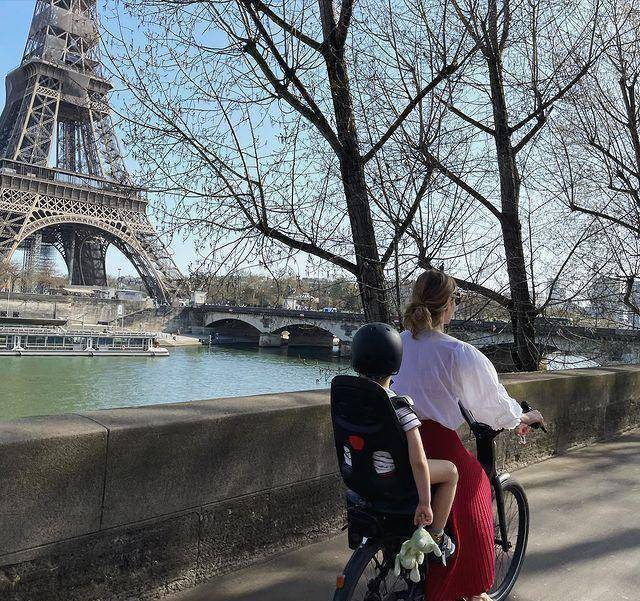 水果娜的小儿子罗曼,虽然没有露出正脸,但是一套可爱的动物睡衣穿出