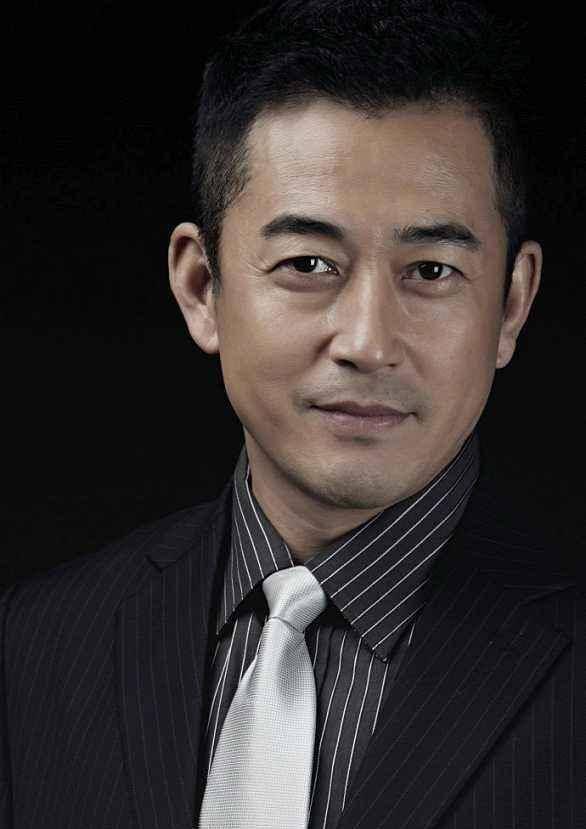 原创50岁王志飞老来得女,放弃小16岁张歆艺,3天闪婚小15岁张定涵