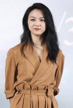 原创42岁汤唯素颜现身机场,手机壳破损十分抢镜,直言够用就好