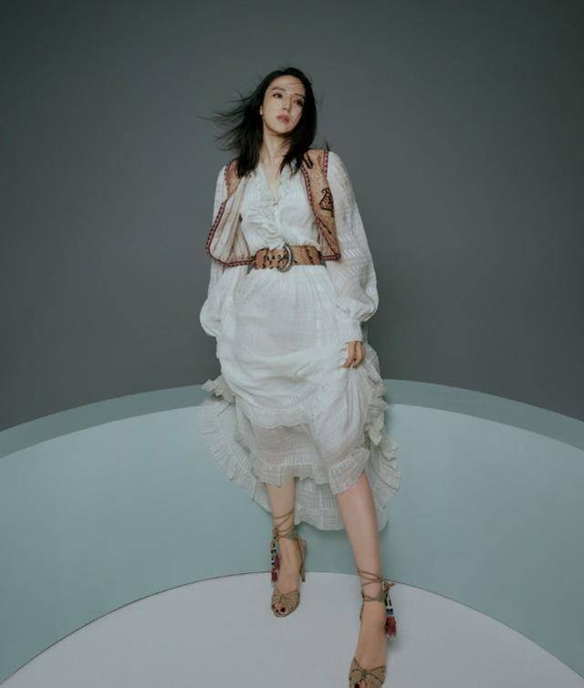 原创42岁董璇晒周末美照,装扮少女感满满,一双美腿修长抢镜