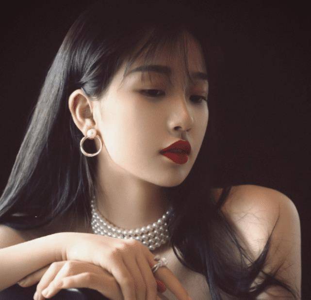 原创虞书欣20岁面试照被疯传华策老板的眼神亮了难怪你能这么火