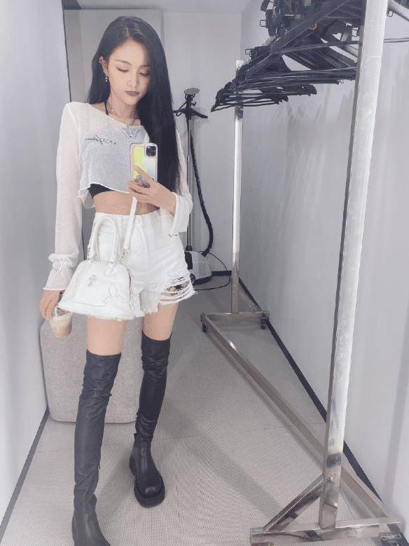 原创吴宣仪也对毒汁靴下手了看她秀出来的腿型怕是直男心头最爱