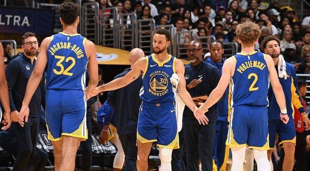 勇士队新秀崭露头角,小杰克逊戴维斯成为锋线利器_得分_菜鸟球员_数据