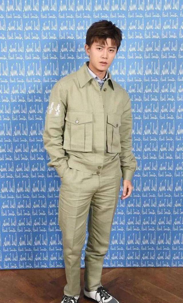 任嘉伦身材高挑,颜值出众,行走的衣架子.