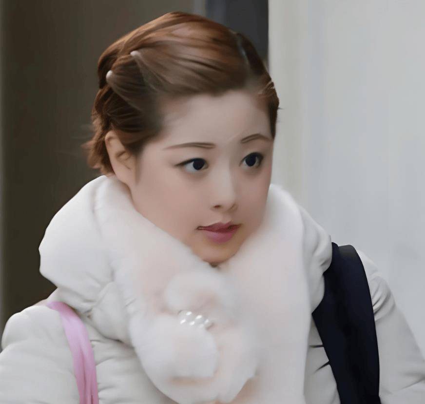 生前遭多人集体霸凌,包括制片人和导演在内_尤爱琪_欺凌_女儿