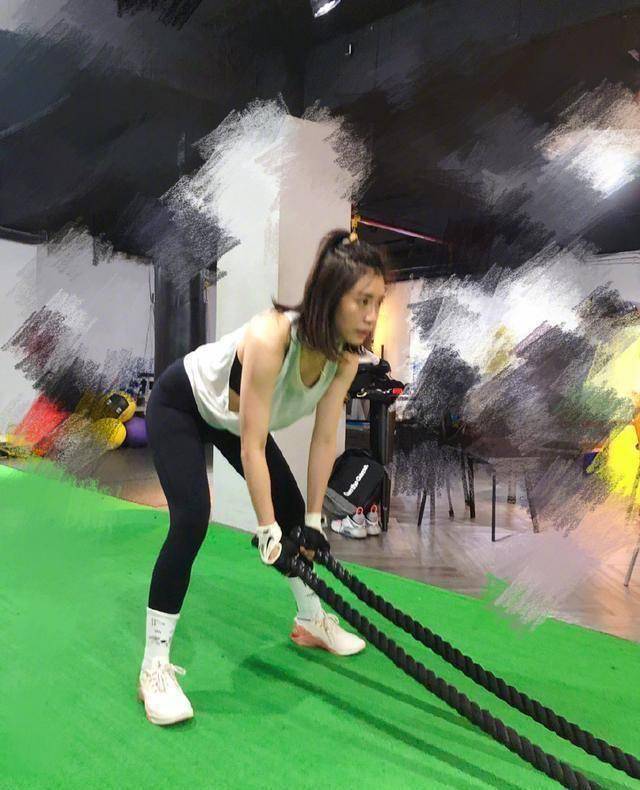 原创46岁贾静雯为美真拼,深夜穿体操裤健身秀"柯基臀",哪像三娃妈