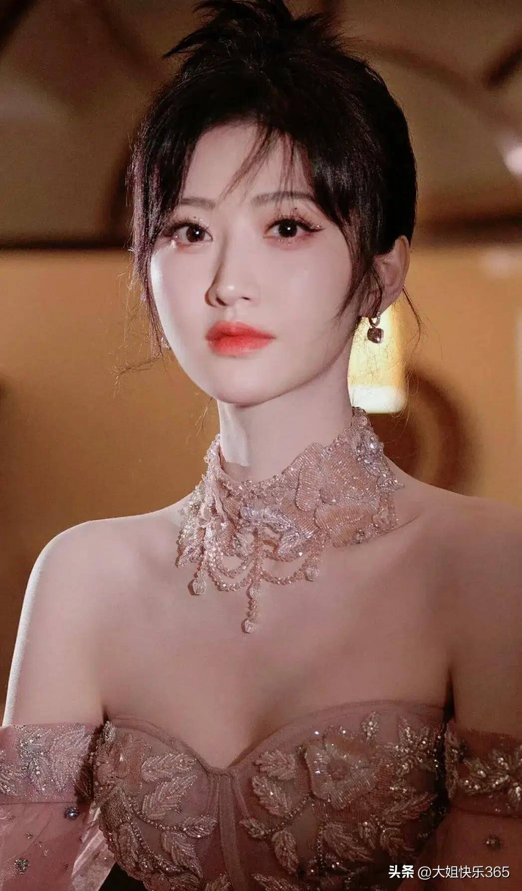 景甜的美貌是一种独特的具有令人难以抗拒的魅力