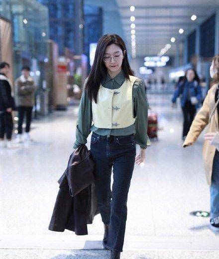 原创原创33岁江疏影气场太强绿色衬衫搭黑色牛仔裤和短靴彰显总裁范儿