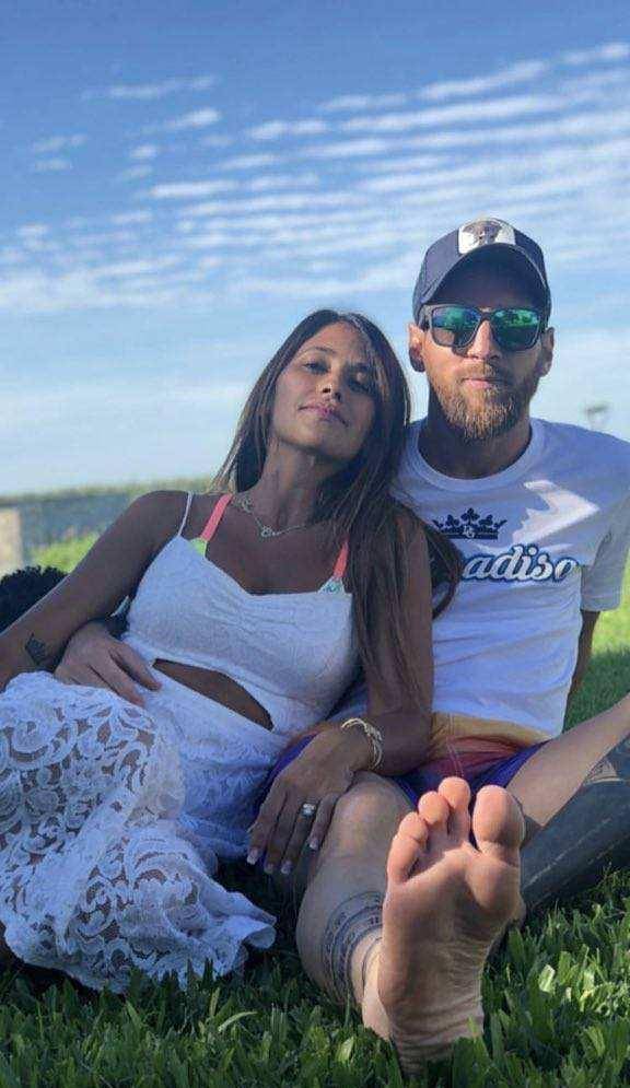 原创梅西青梅竹马妻子6年生3娃成为辣妈身材丰满腰臀比完美